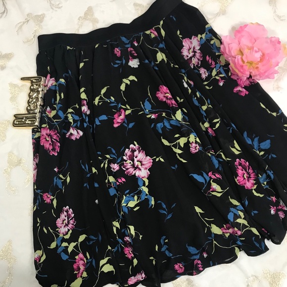 Torriid Black Floral Skirt Sz 1/2 (S06) - Picture 2 of 8